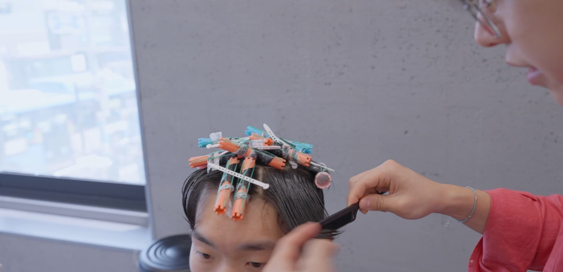 이전 펌 실패 모발 — 남은 컬을 정리하며 다시 펴기 대표 장면